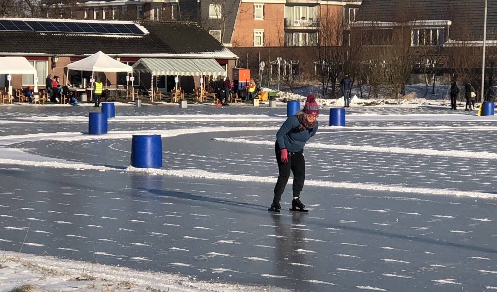 De eerste schaatser die zich op het gladde ijs waagt!