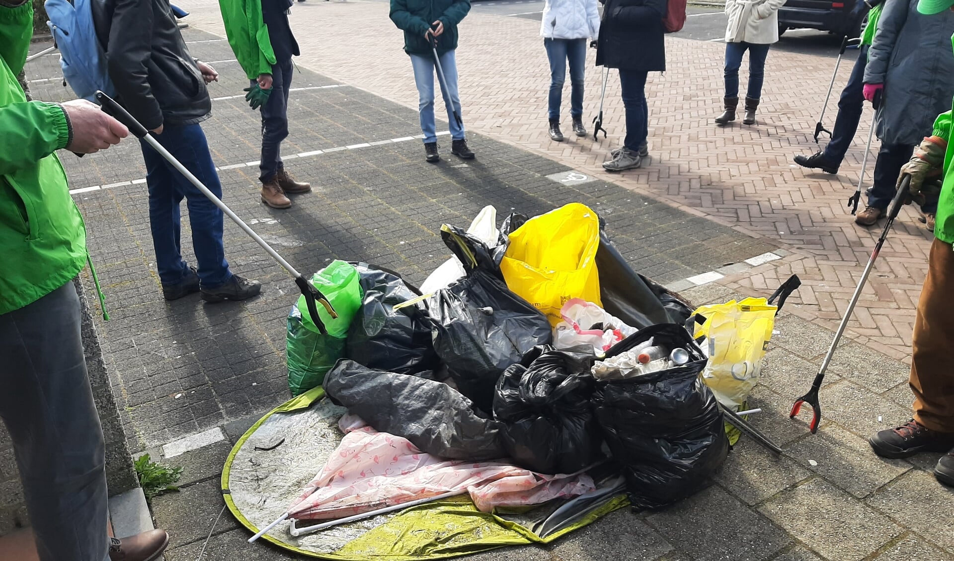 Een geslaagde opruimactie van GroenLinks. Wel jammer dat er zoveel rommel, waaronder veel mondkapjes, wordt achtergelaten. Foto: GroenLinks Voorschoten