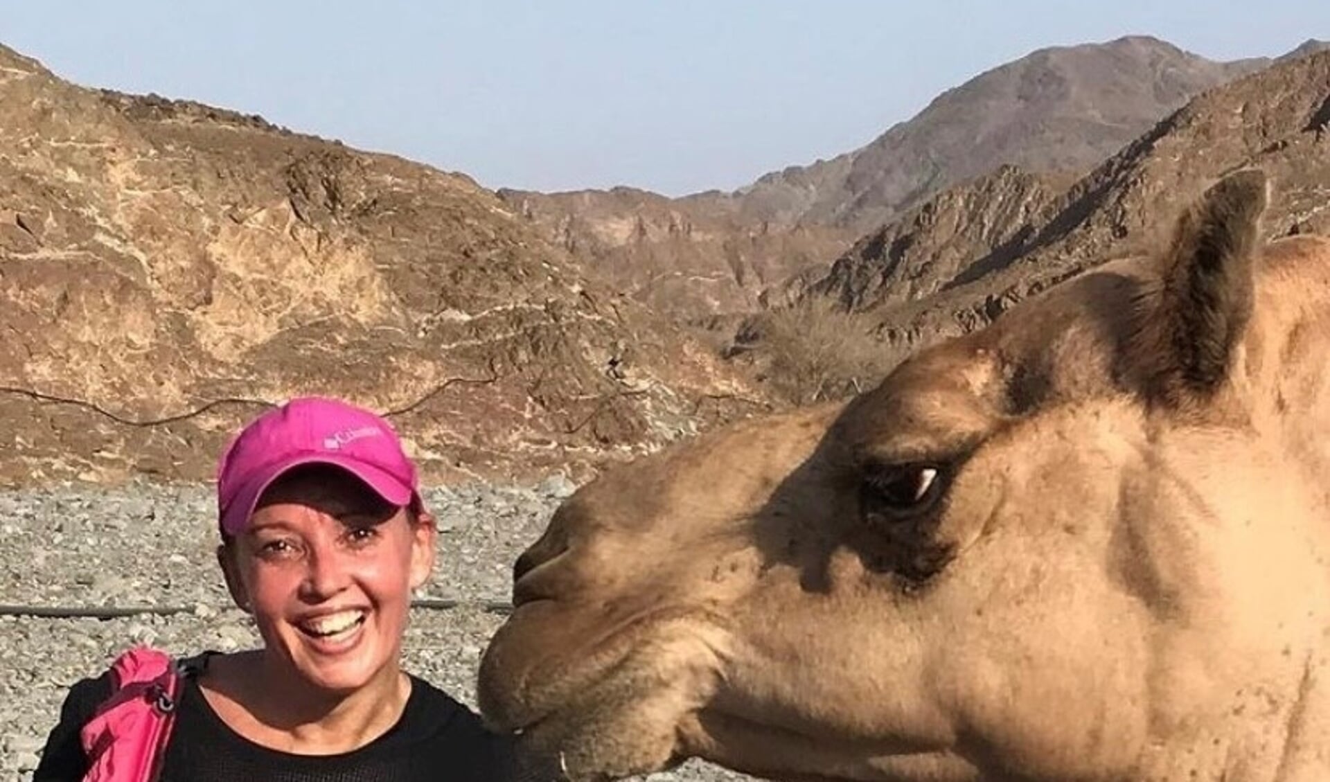 In Dubai in de woestijn trainen betekent dat je er ook zomaar een kameel tegen kan komen. Foto: Joyce Bijl