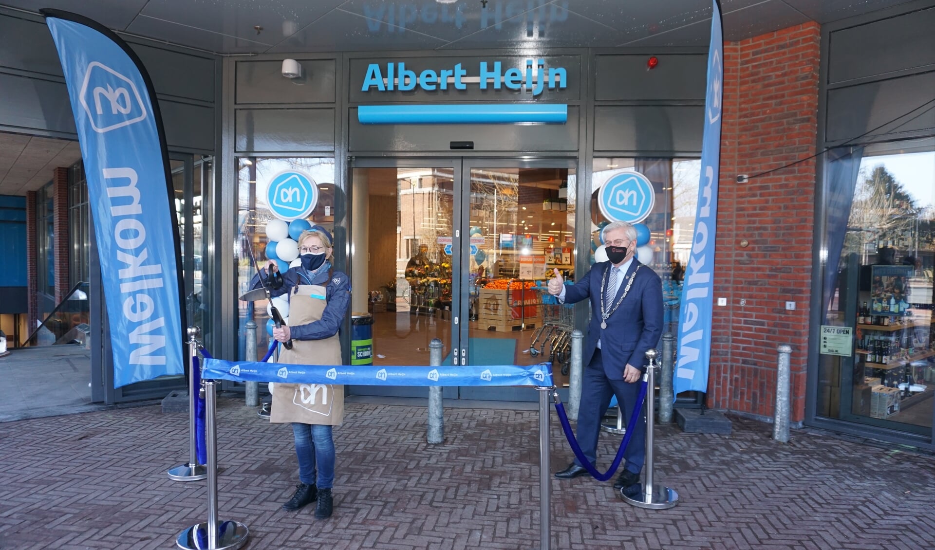 Joke mocht met burgemeester Aptroot de vernieuwde Albert Heijn openen. 