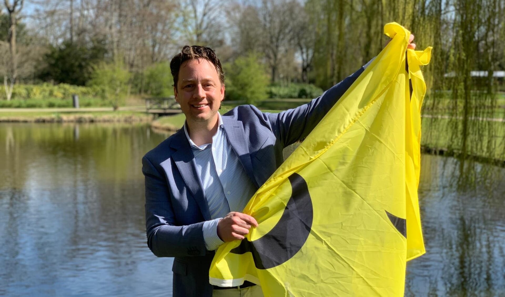 Wethouder Paul de Bruijn heeft een nieuwe vlag aangeschaft. 