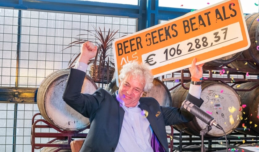 Directeur Stichting ALS Gorrit-Jan Blonk heeft de cheque van Beer Geeks Beat ALS in ontvangst genomen 