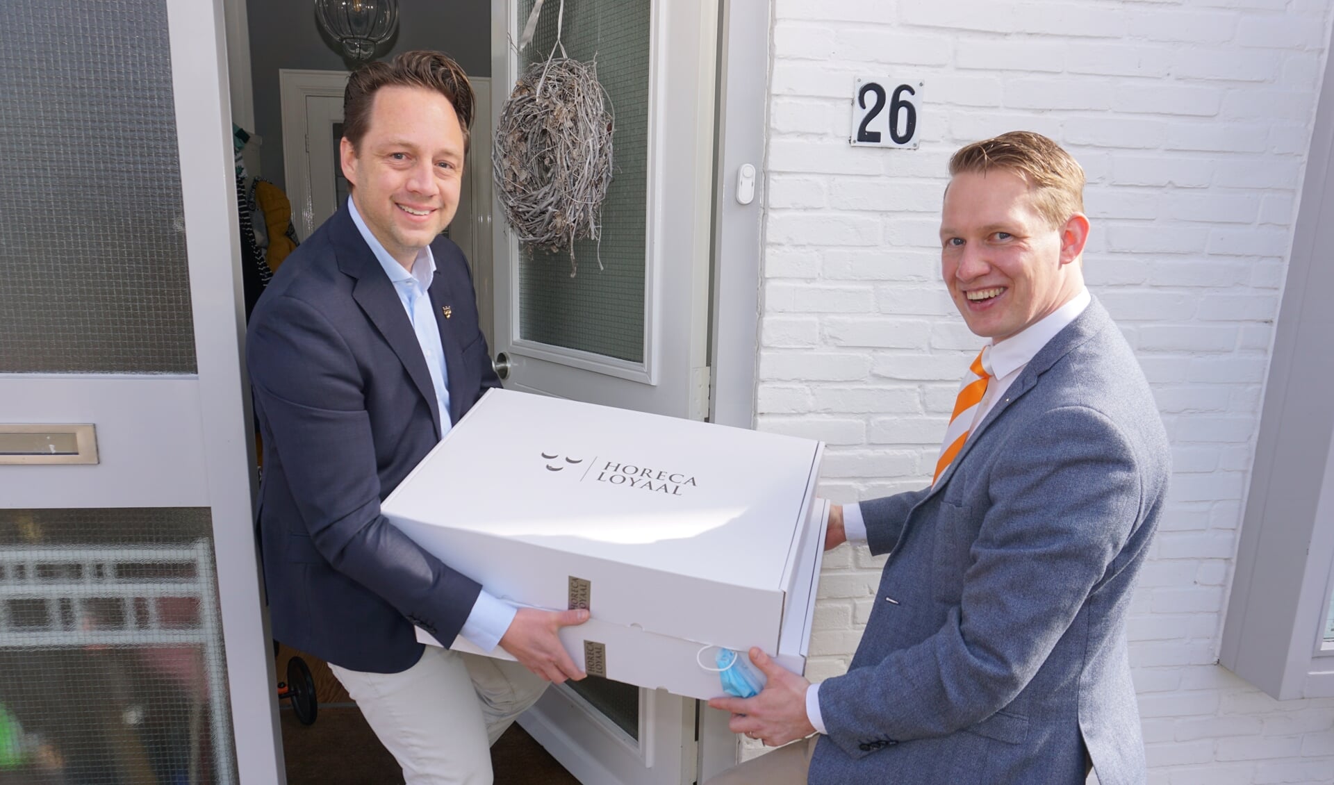 Wethouder Paul de Bruijn ontving de eerste proefbox van de Voorschotense Proeverij uit handen van Ronde Tafel voorzitter Jasper Janssen. 