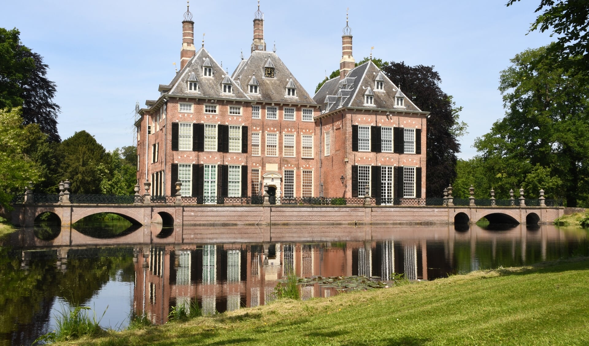 Lisanne Broere schreef over Kasteel Duivenvoorde in het boek 'Mooiste fotolocaties van West-Nederland.'