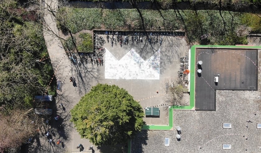 <p>Een luchtfoto van het schoolplein bij de Emmaus met de kroon. Foto: Emmausschool</p>  