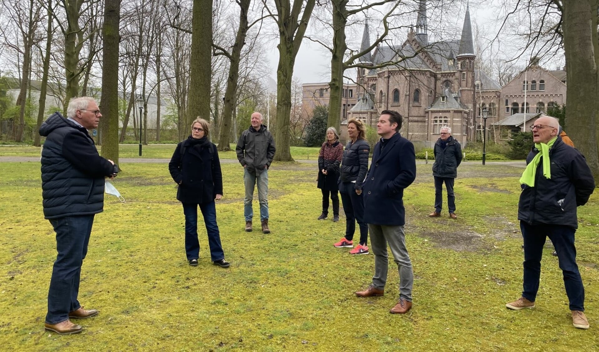 Directeur Peter Meijs leidde de gemeenteraadsleden rond en legde de plannen voor de nieuwe buitenplaats Huize Bijdorp uit. Foto: VSK 