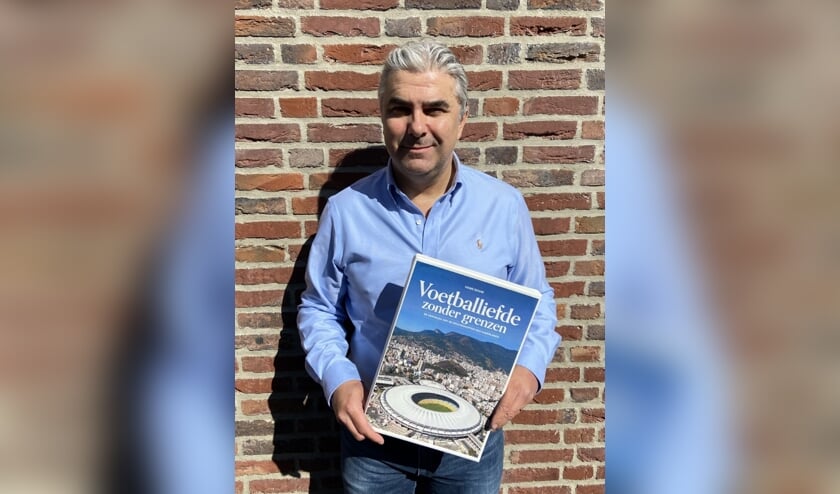 <p>Het nieuwe boek van Hans Douw is nu verkrijgbaar bij Primera aan het Deltaplein. Foto: Patricia Vogel</p>