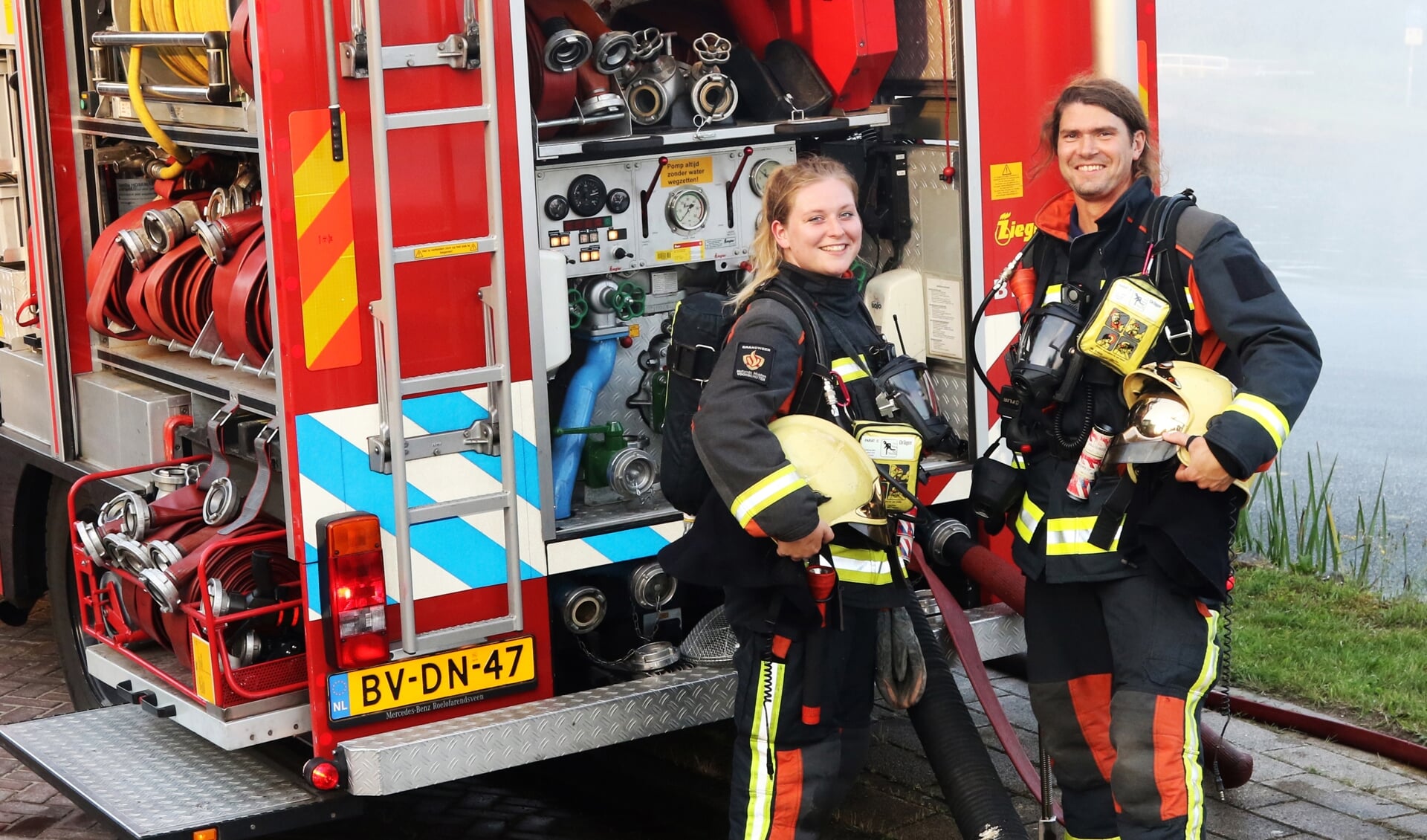 Marloes Bos en Sietse Baars van de vrijwillige Brandweer Voorschoten. Het is één van de 100 verhalen van de campagne 'Mensen Maken Nederland.'