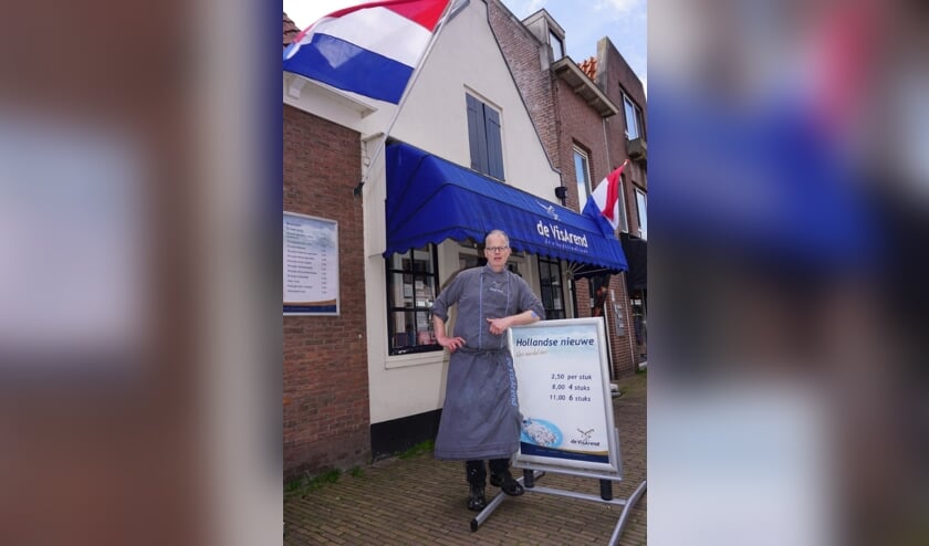 <p>Viskenner en liefhebber Arend de Jong kijkt zelf ook uit naar de Hollandse Nieuwe, op 16 juni is het zo ver, dan kunnen we er weer van genieten. Foto: Vsk</p>