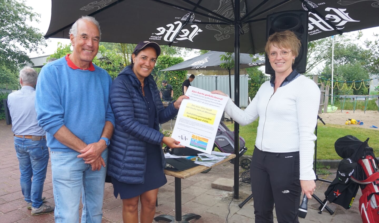 Bart Carpentier Alting (Recreatiecentrum Vlietland) en Alice Hooft (Studio A&A) reiken het bewijs van de prijs van de golfwedstrijd tussen Voorschotense ondernemers (de productie van een korte bedrijfspromotiefilm) uit aan de winnaar: Alwine Kruisselbrink (AT Alwine Alexander Techniek). Foto's: VSK