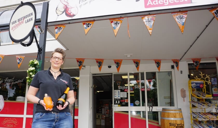 <p>Slijterij Adegeest heeft een groot aanbod oranje drankjes. Petra Smit weet er alles van</p>
