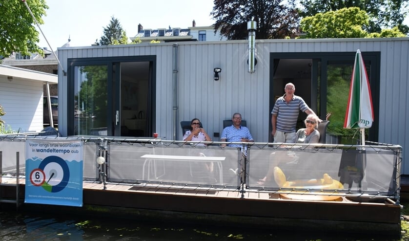 <p>Leidse woonbootbewoners vragen om langzaam te varen. Tekst en foto: Emile van Aelst. Bron: Sleutelstad.nl</p>