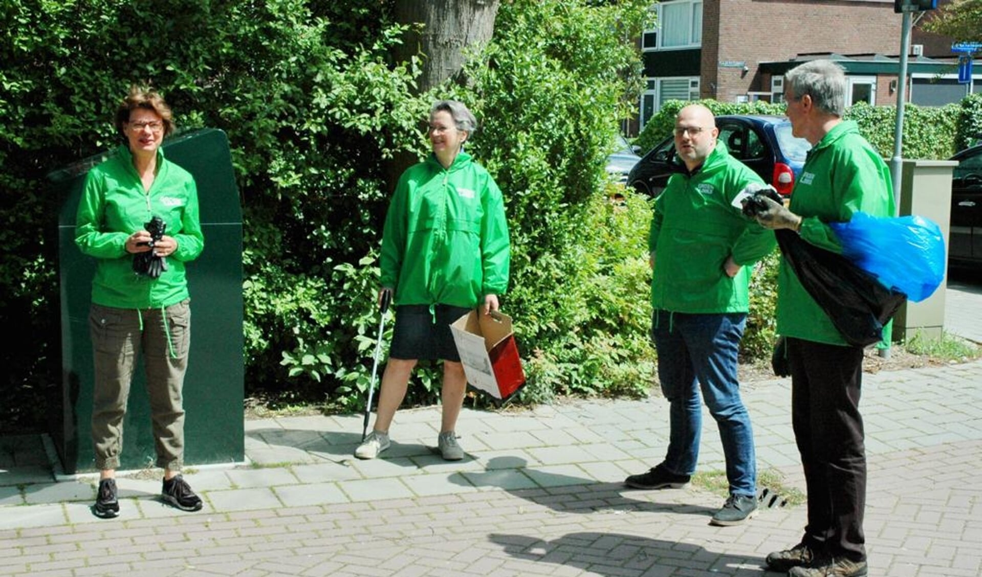 Opruimen in de Vlietwijk. De GroenLinks fractie, wethouder Spil en 15 bewoners haalden zakken met zwerfafval van straat. 
