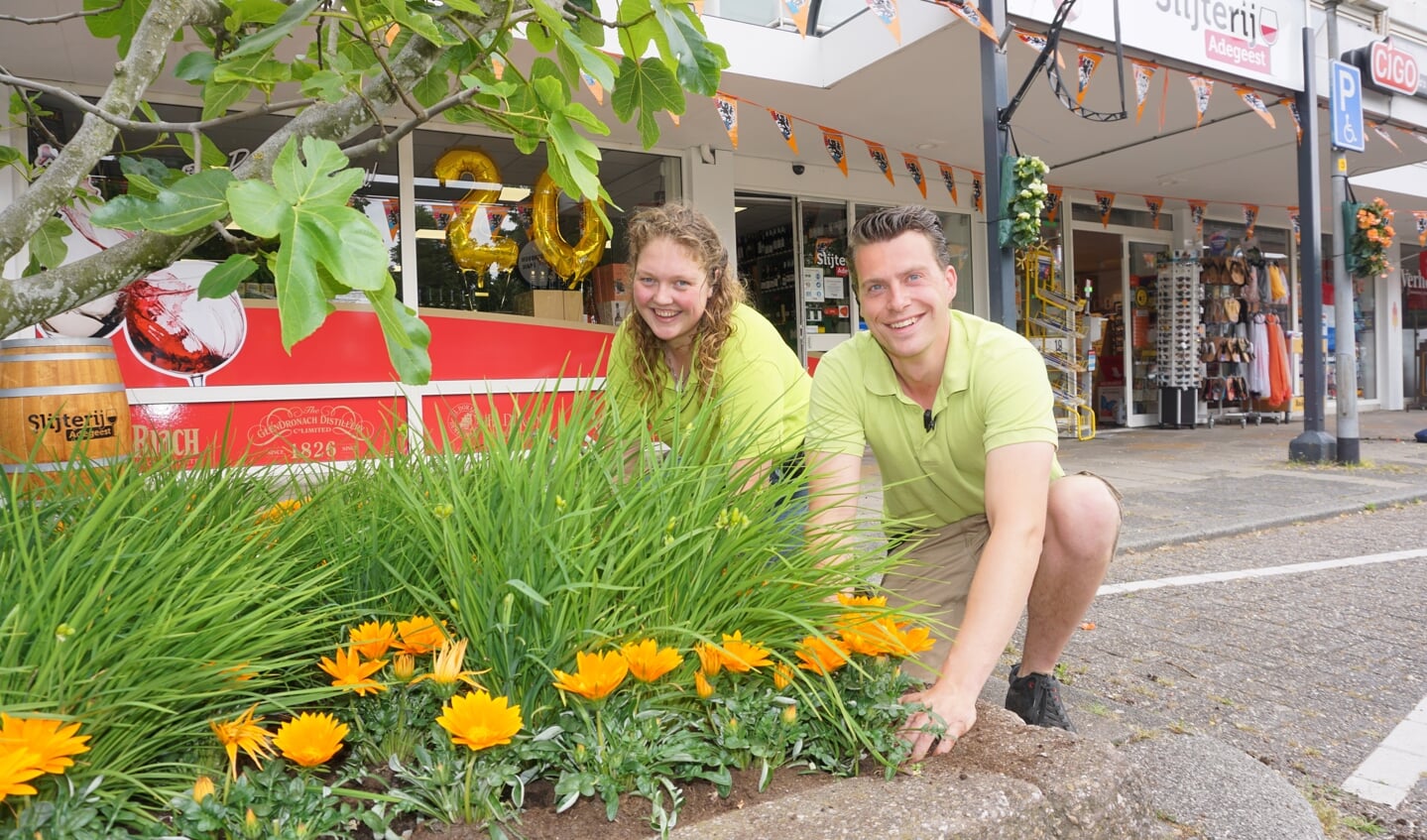 Christel en Glenn van Moerkerks Plantenparadijs kleurden de plantenbakken oranje. 