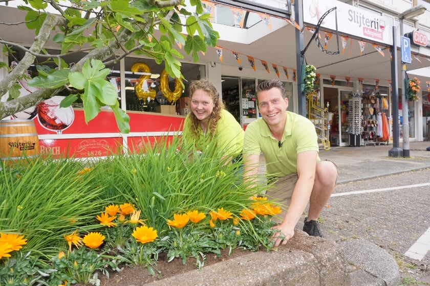 Christel en Glenn van Moerkerks Plantenparadijs kleurden de plantenbakken oranje. 