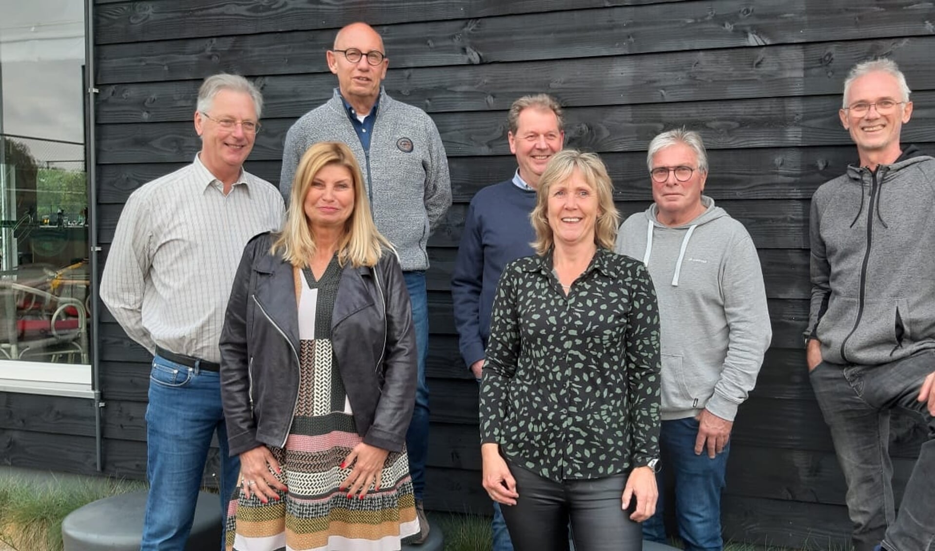 Het nieuwe bestuur inclusief de beheerder van het tennispark, van links naar rechts; Ton van Emmerik, Evelien Loose, Cees Rietmulder, Bas Norel, Jolanda Friedhoff-Kneijber, Henny Rodenburg (beheerder) en Peter Scholtens.