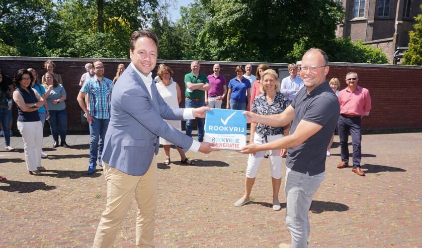 <p>Vlnr wethouder Paul de Bruijn, Katja van der Klaauw en Oscar Nijst. Deze foto is conform de coronaregels gemaakt. Foto: VSK </p>