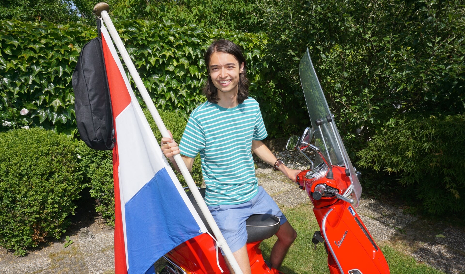 De vlag ging uit voor 19-jarige Conner van Kooten. Hij slaagde cum laude voor zijn vwo ondanks dat hij dyslectisch is! De TU in Delft lonkt nu. Foto: VSK 