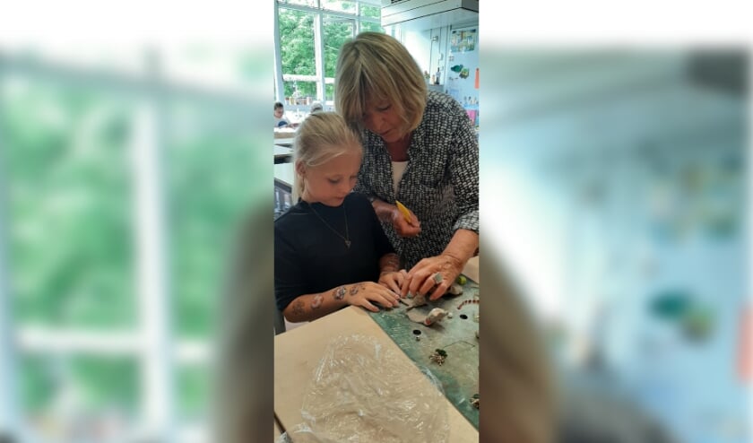 <p>Oud VKK-voorzitter Mieneke de Beus legde de kinderen van de Fortgensschool uit wat onder kunst verstaan wordt. </p>
