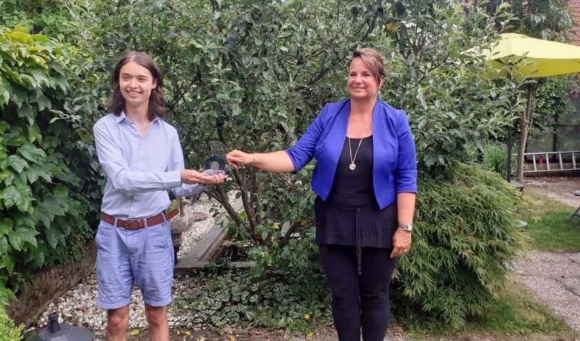 <p>Conner van Kooten is de eerste inwoner die een Voorschotens Compliment kreeg. Burgemeester Stemerdink reikte het compliment uit</p>