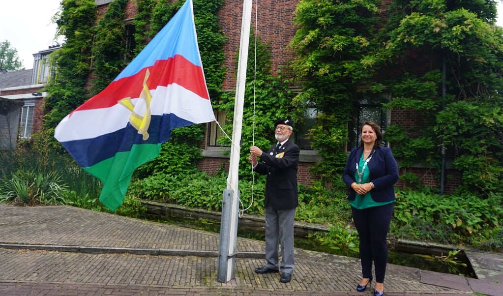 Veteraan Hans Dijker hees vanmorgen de veteranenvlag, samen met burgemeester Stemerdink. 
