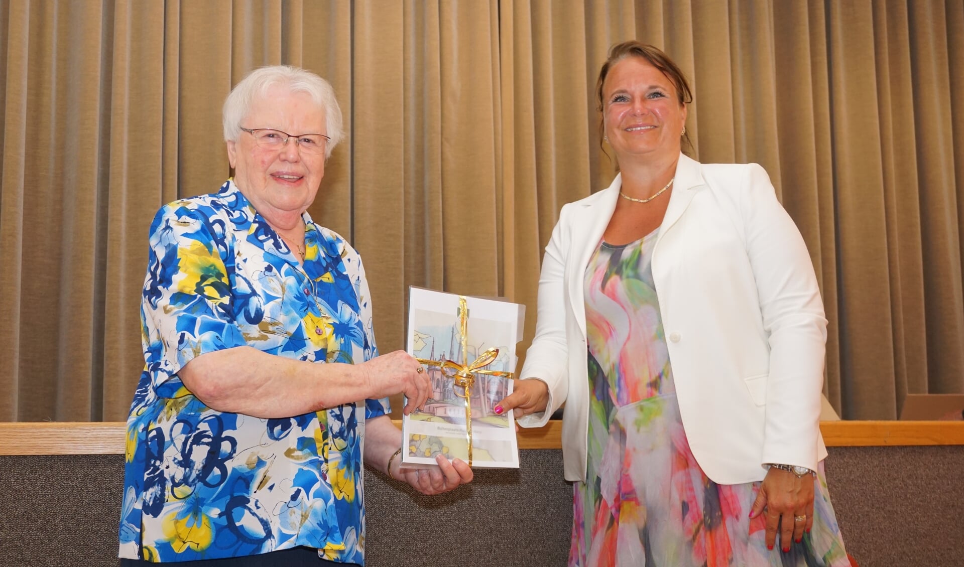 Zuster Regina overhandigde de allereerste brochure met het visiedocument aan burgemeester Stemerdink. 