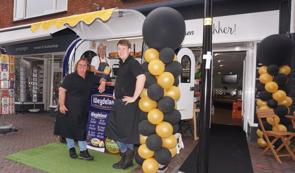 Vandaag staat een bijzondere foodtruck in de Schoolstraat bij speciaalzaak Lekker! Kaas & Delicatessen van Anja van Veen en Marco de Vos. Foto: VSK