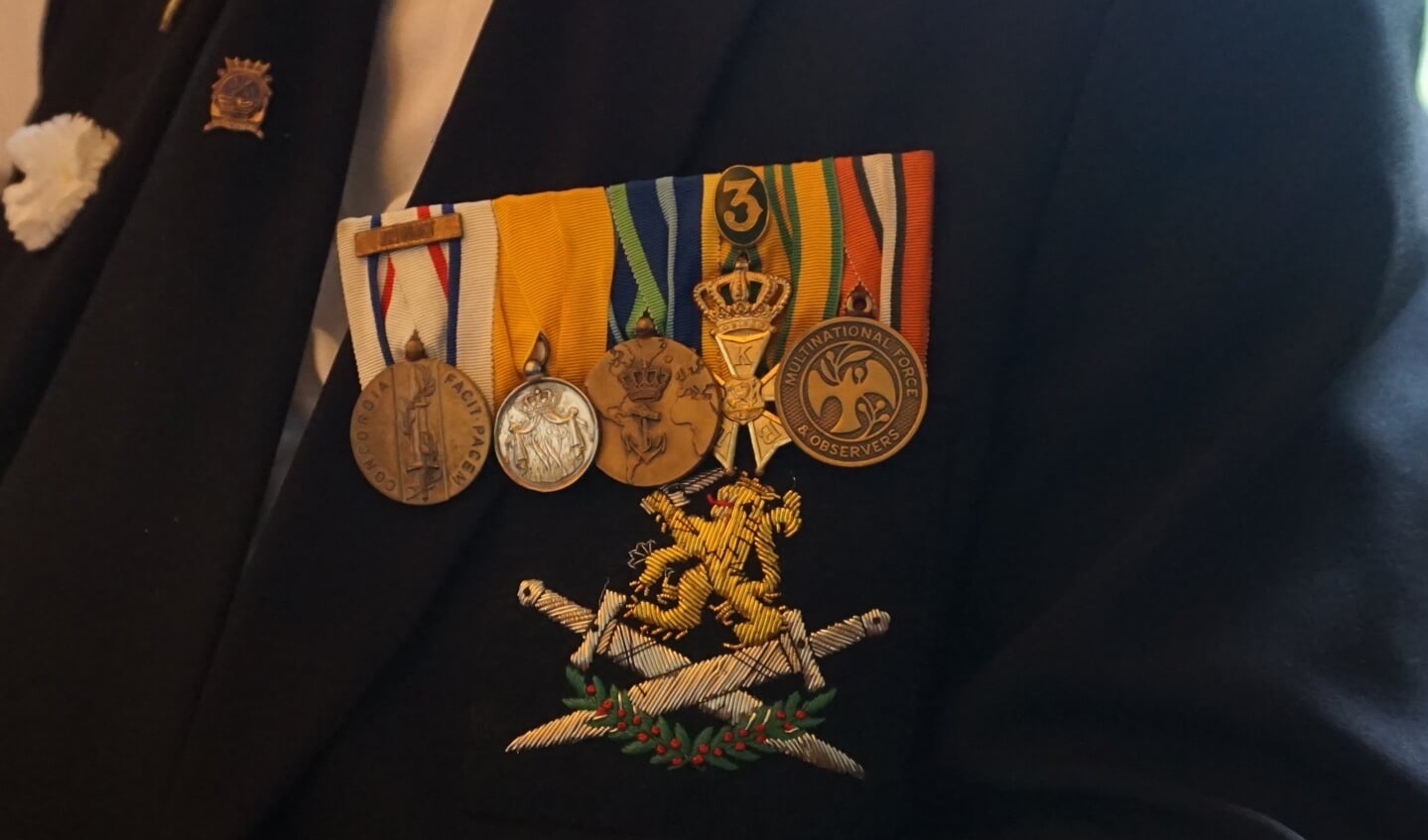In vol ornaat, naast de witte anjer, droeg Hans Dijkers alle medailles. 