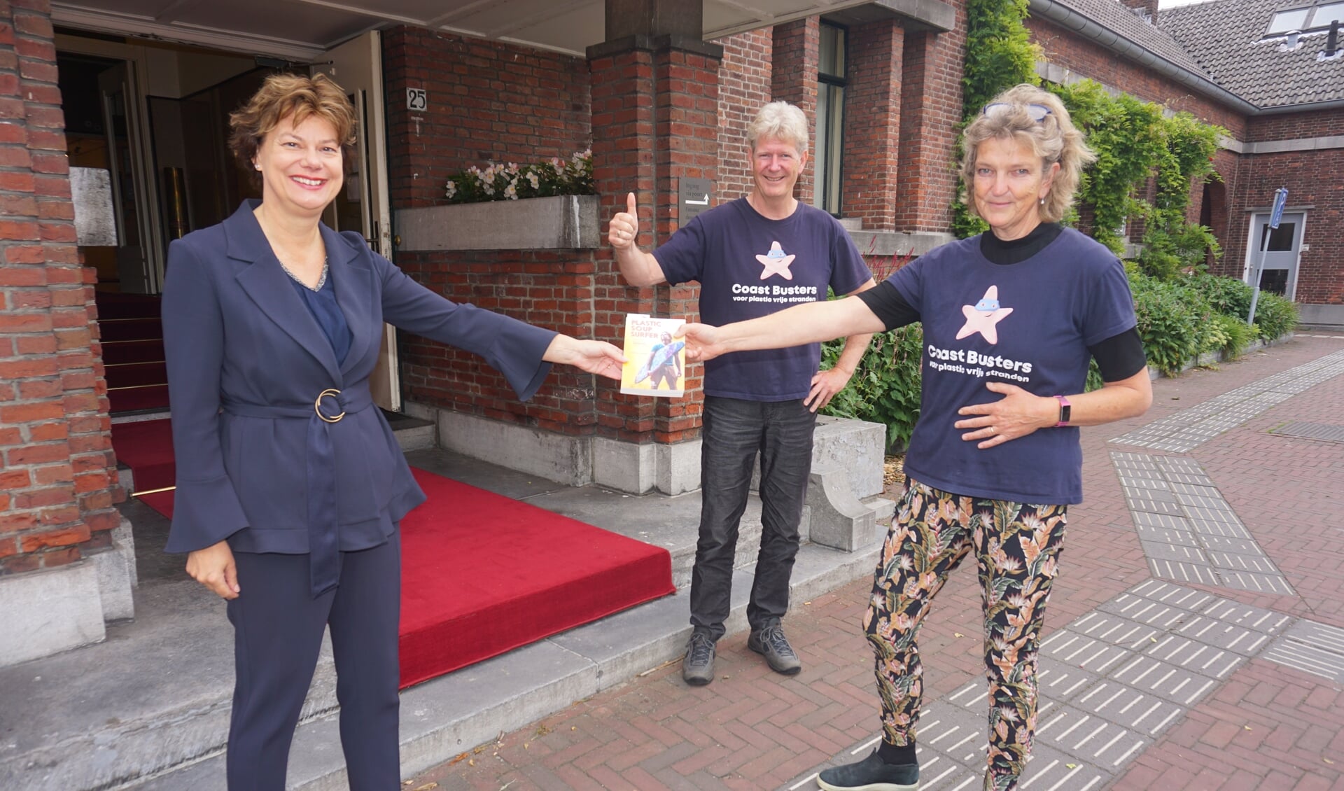 Wethouder Erika Spil kreeg van Coast Busters Louis van Schie en Claar-els van Delft het boek Plastic Soup Surfer overhandigd als dank voor haar inzet bij de organisatie.  