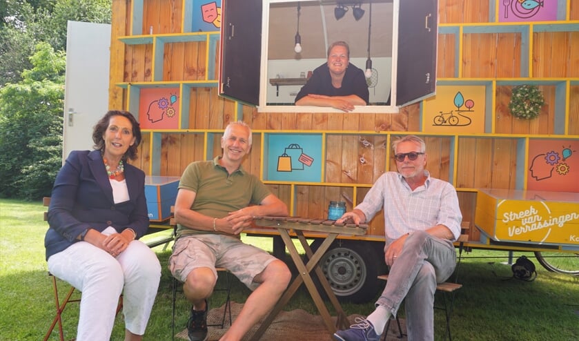 <p>Vlnr Antoinette van Deursen (directeur Kasteel Duivenvoorde), kasteelbeheerder Peter van der Meer, Dorien Broekhof van Leiden Marketing (in het raam) en Maurits von Heijden. Foto's: VSK</p>