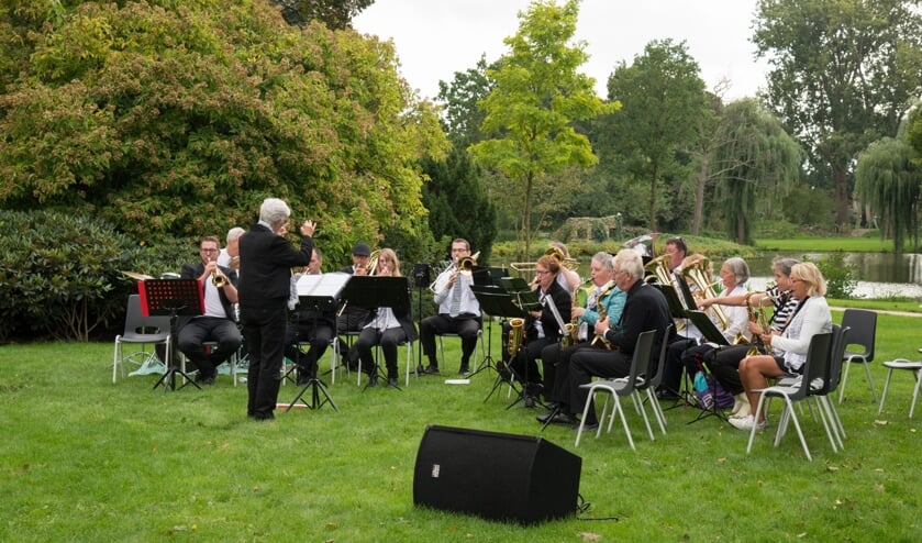 <p>Dirigente Nelleke de Vries geeft na de zomer het dirigeerstokje van het concertorkest door. Foto: Laurentius</p>