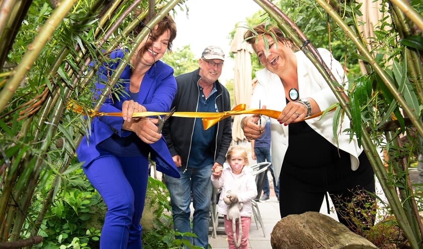 <p>Wethouder Erika Spil (l) en burgemeester Nadine Stemerdink openden dinsdag de natuurspeeltuin bij Theehuis Jansland, onder toeziend oog van Koos van Haaster van De Bosrand </p>