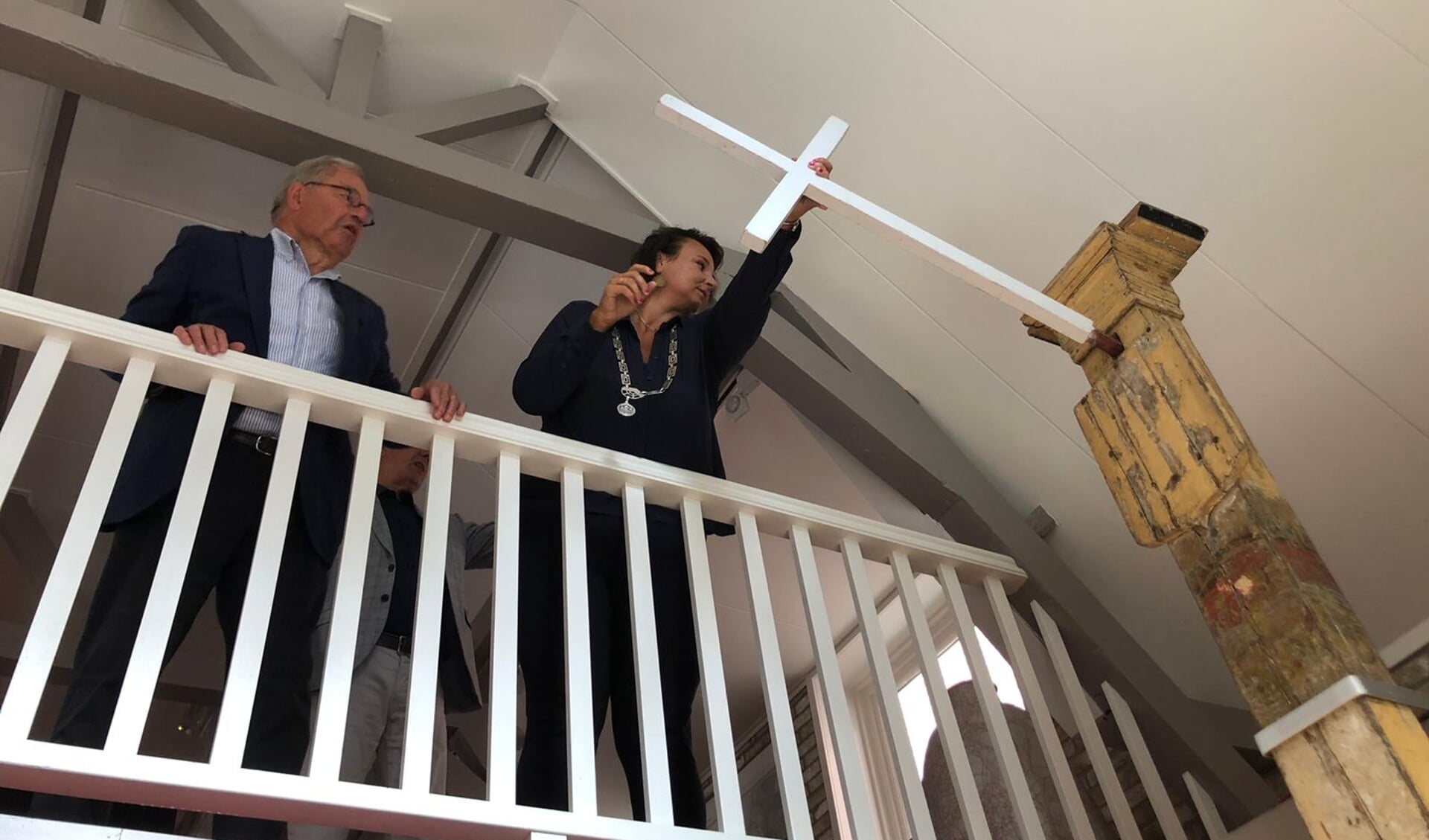 Burgemeester Stemerdink mocht het 'kruis planten' in Museum Voorschoten