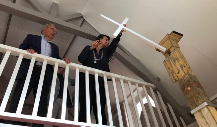 Burgemeester Stemerdink mocht het 'kruis planten' in Museum Voorschoten