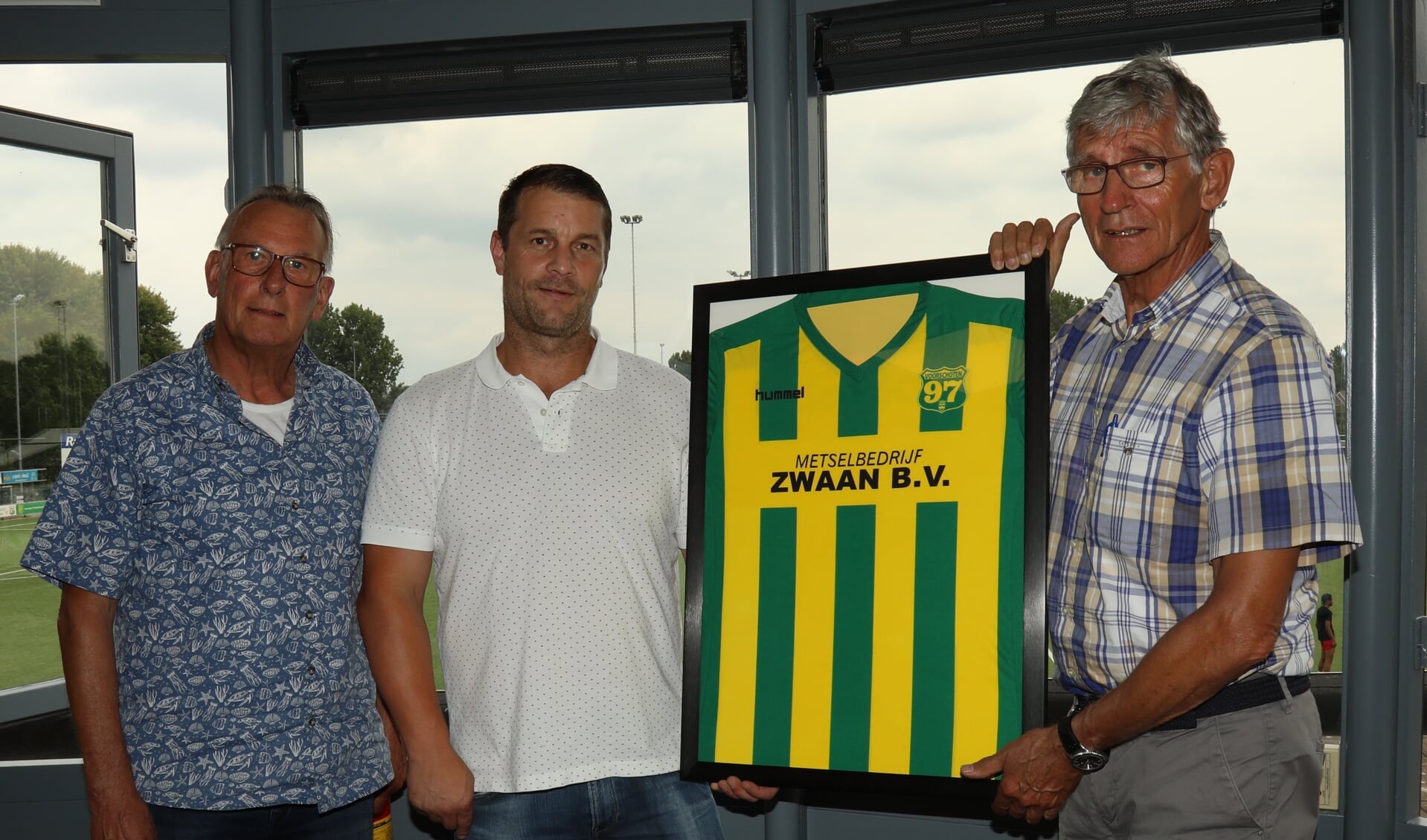 Marco Zwaan, de nieuwe shirtsponsor van zaterdag 1 van Voorschoten ‘97 met rechts clubvoorzitter Pieter van Dijken en links Hans Toor, voorzitter van de sponsorcommissie. 