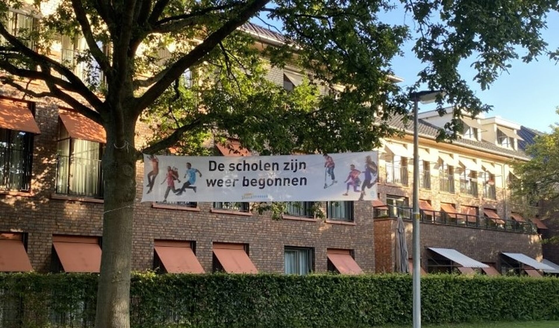 In het hele dorp hangen posters van Veilig Verkeer Nederland. 
