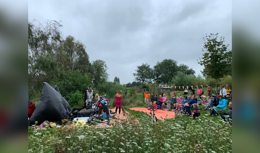 <p>Op safari naar de vuilnisbelt. Afgelopen weekend genoten kinderen van een toneelvoorstelling van Ploef. Foto: Natuurspeeltuin </p>
