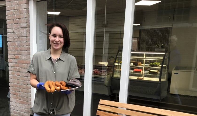 <p>Agnieszka voor haar Poolse delicatesse zaak Kleine PRL aan het Ambachtspad in Voorschoten. Foto: VSK</p>
