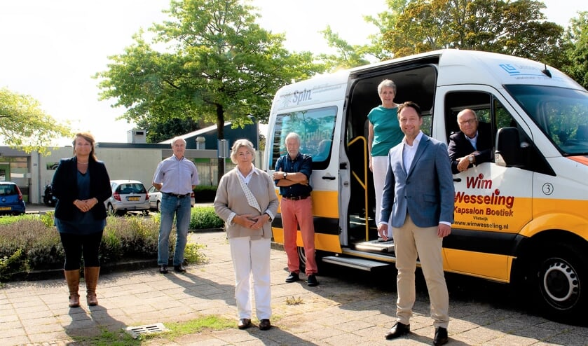 <p>Burgemeester Stemerdink kwam samen met wethouder De Bruijn kennismaken met de vrijwilligers van De Cirkelbus. Foto: De Vertelfotograaf</p>
