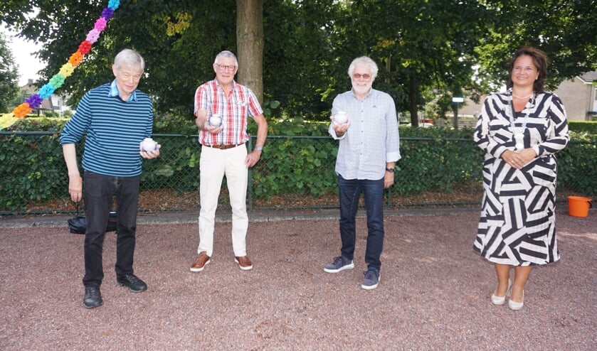 <p>Diederik van Ooijen, Cok van der Does en Theo Meppelink kregen vanmiddag de Parel van Voorschoten uit handen van burgemeester Stemerdink. Foto: VSK</p>