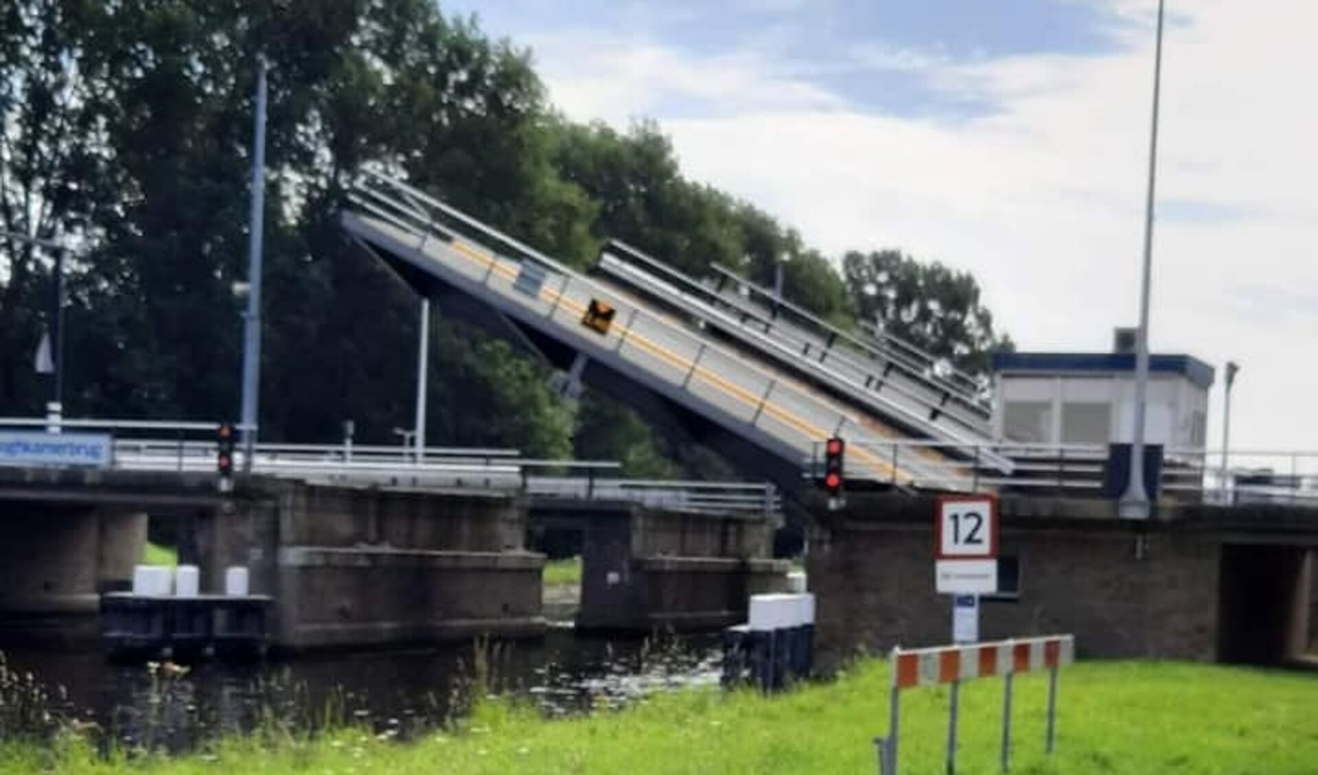 Afgelopen zaterdag weigerde de Hooghkamerbrug weer dienst. De Provincie is nu een onderzoek gestart. 