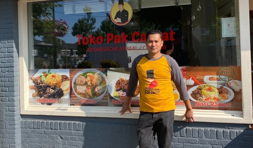 <p>Budi Cahyono voor zijn Toko Pak Camat aan de Schoolstraat 93 (naast makelaardij Clingendael). Foto: PR</p>