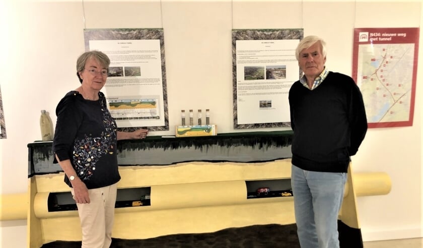 <p>Monique Leliefeld en Adriaan Tromp van de tentoonstelligsgroep 'Het Silhouet van Voorschoten' bij de informatie over de Corbulotunnel, het bouwwerk dat zich onder de grond van Voorschoten bevindt. Foto: Vsk</p>