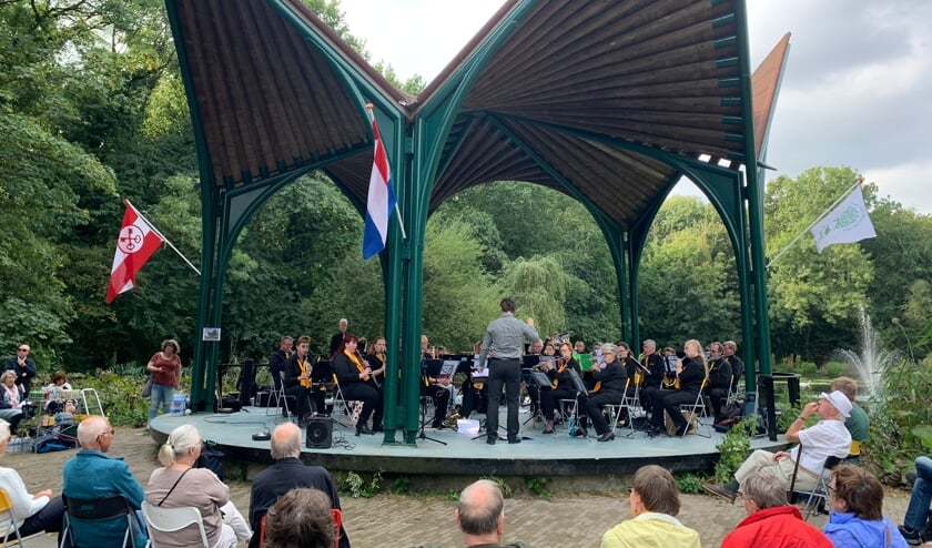 <p>Harmonie Voorschoten trad afgelopen zondag op in muziektent 'De Waterlelie' in Leidse Hout</p>