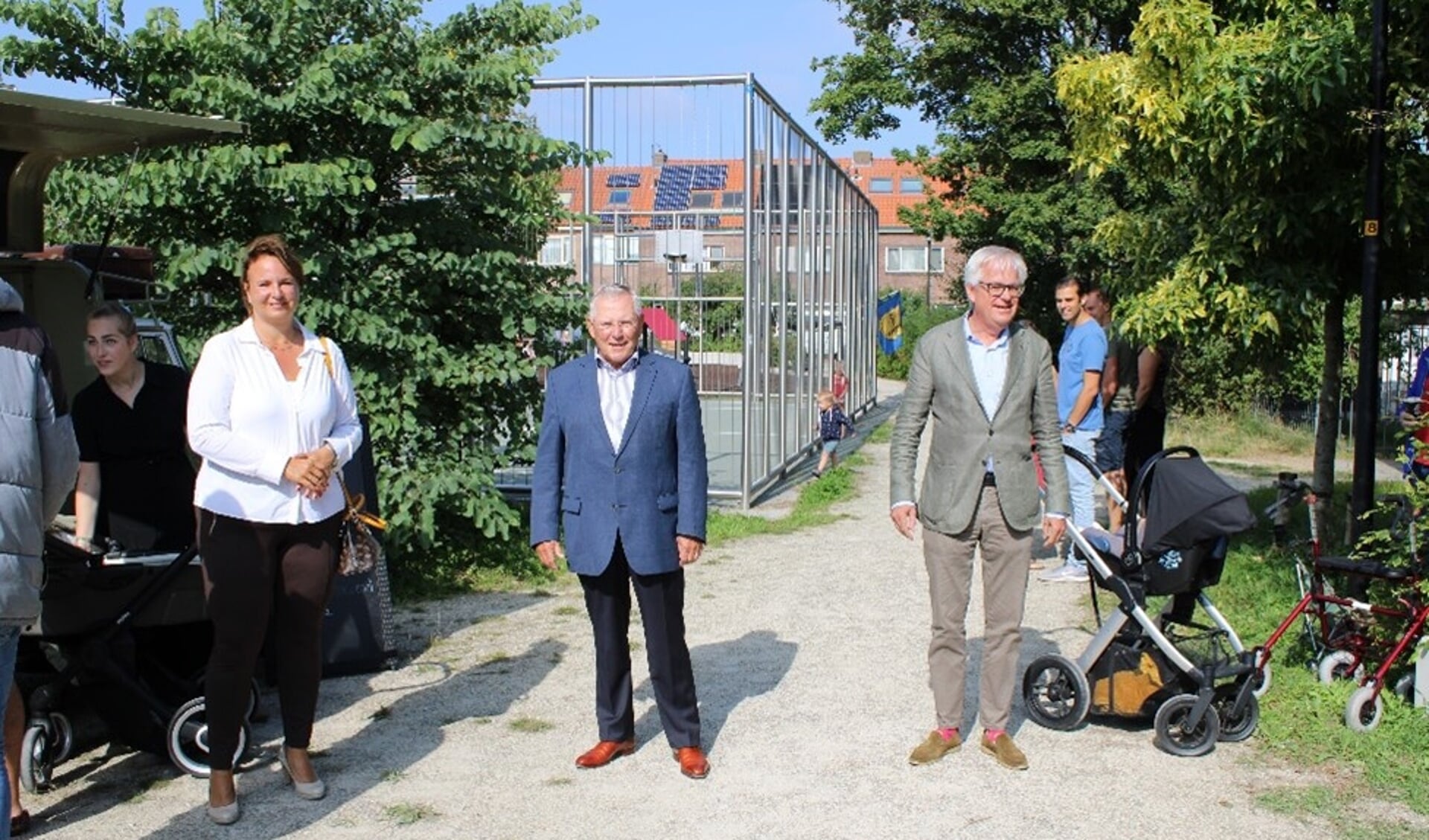 Burgemeester Stemerdink en wethouder Cramwinckel (r) kwamen voorzitter Henk Overbosch en de buurtvereniging Recht door Recht feliciteren 