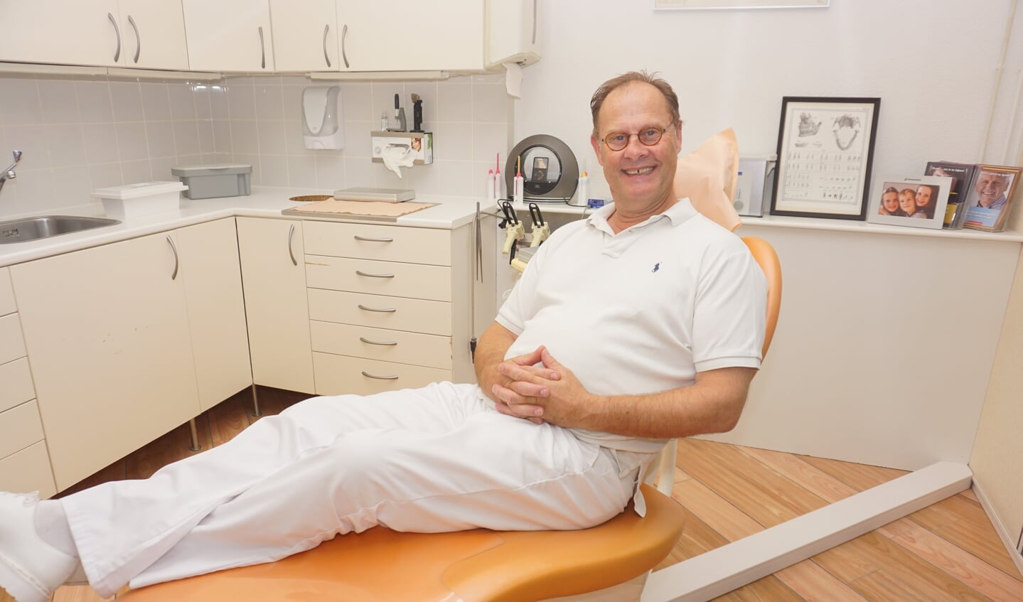 De tandprotheticus in zijn eigen stoel? Humor is belangrijk voor Jim Buschman die al ruim 40 jaar in het vak zit. Foto: VSK 