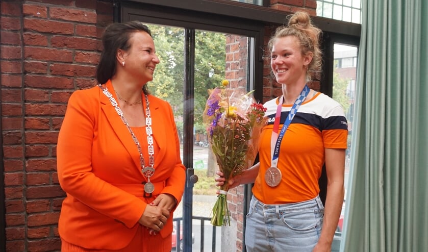 <p>Burgemeester Stemerdink feliciteert Karolien Florijn met haar Olympische medaille. Foto: VSK</p>