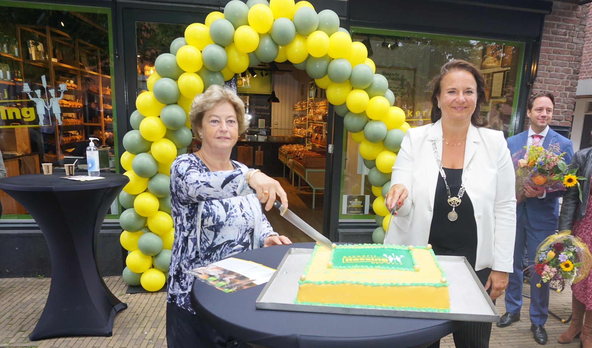 Mevrouw Christa Hessing en Burgemeester Stemerdink verrichten de openingshandeling door symbolisch de taart aan te snijden