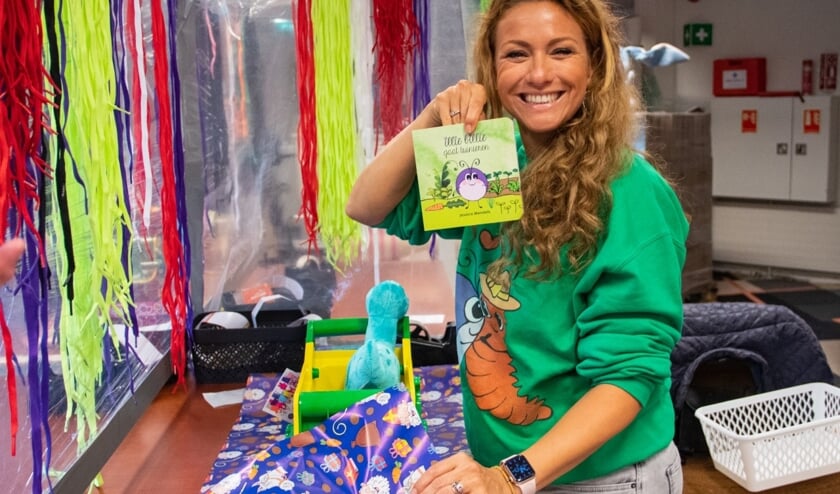 <p>Jessica pakt zelf het eerste cadeaupakket met haar boekje Illie Billie gaat tuinieren in. Foto: Sandra de Jong</p>