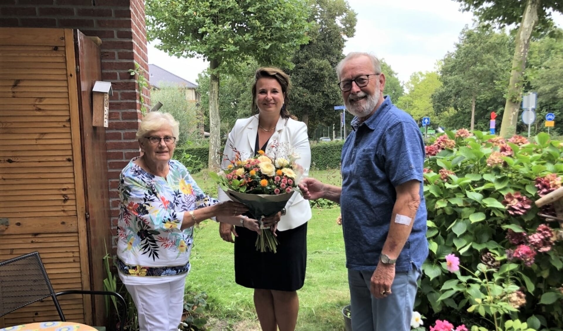 Burgemeester Nadine Stemerdink feliciteert Greet en Hans Dijkers-Pex met hun 60-jarig huwelijk. Foto: Vsk 
